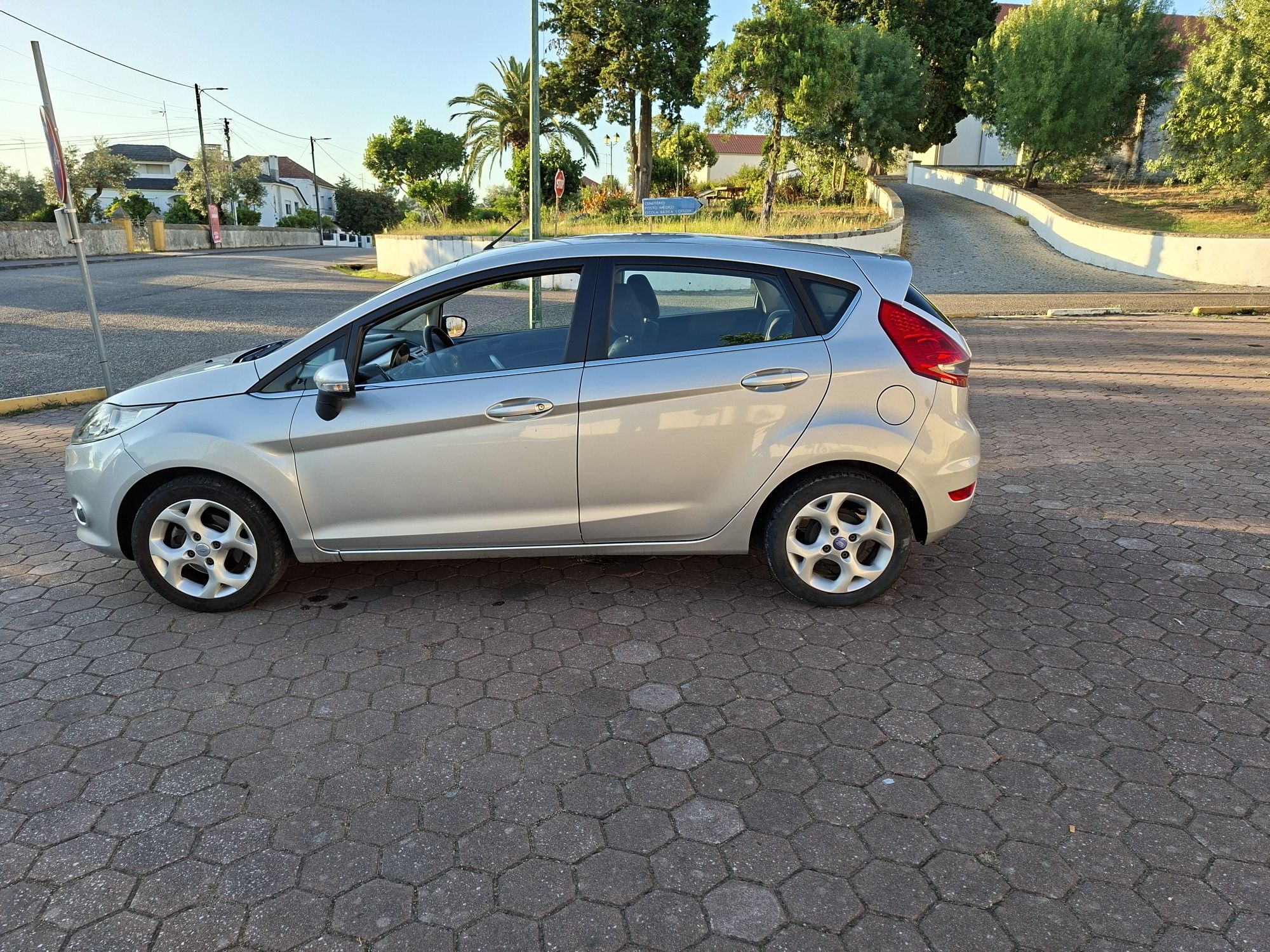 Ford fiesta 2010.    3750€