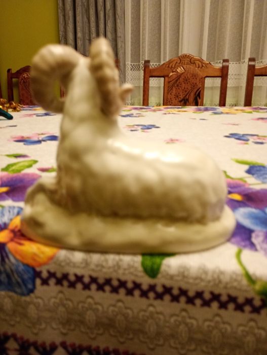 Порцелянові статуетки.