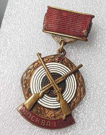 stara odznaka nagrody ZSRR - mistrz strzelectwa karabinowego, 1958 r.