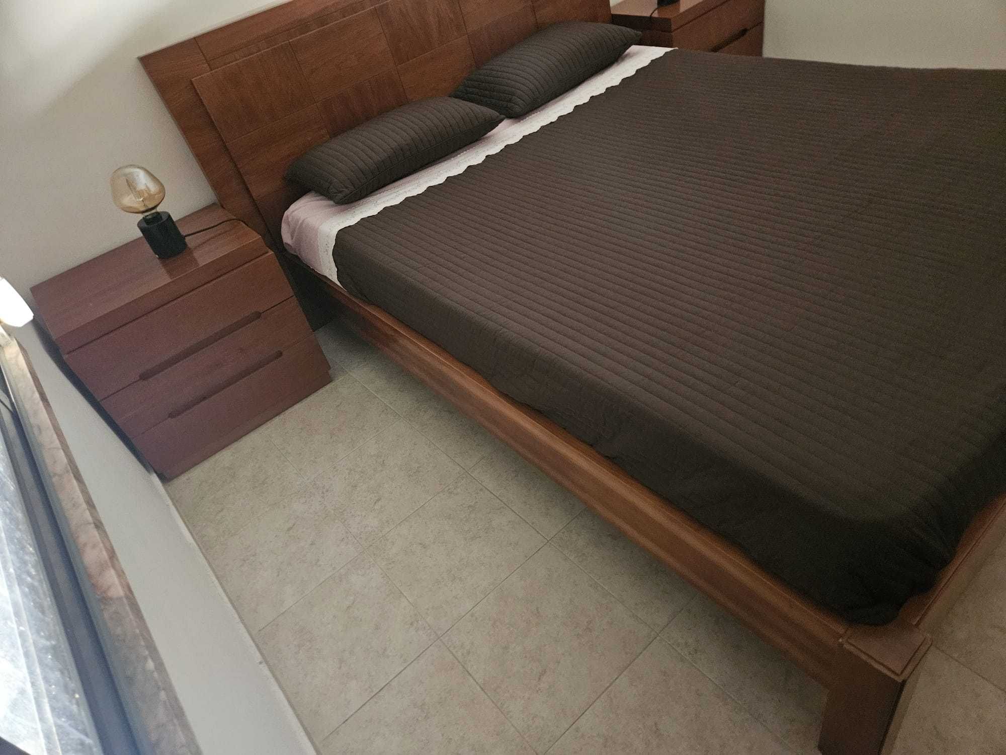 Mobilia de quarto de casal em madeira maciça