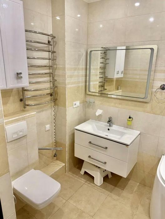 Простора 3-кімнатна квартира 100 м² з якісним ремонтом Олени Пчілки 8