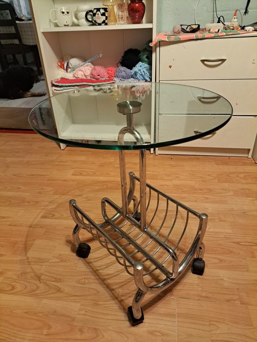 Okrągły szklany stolik na kółkach