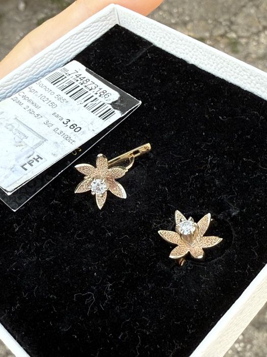 Нові золоті сережки квіточки з діамантами 585 проба