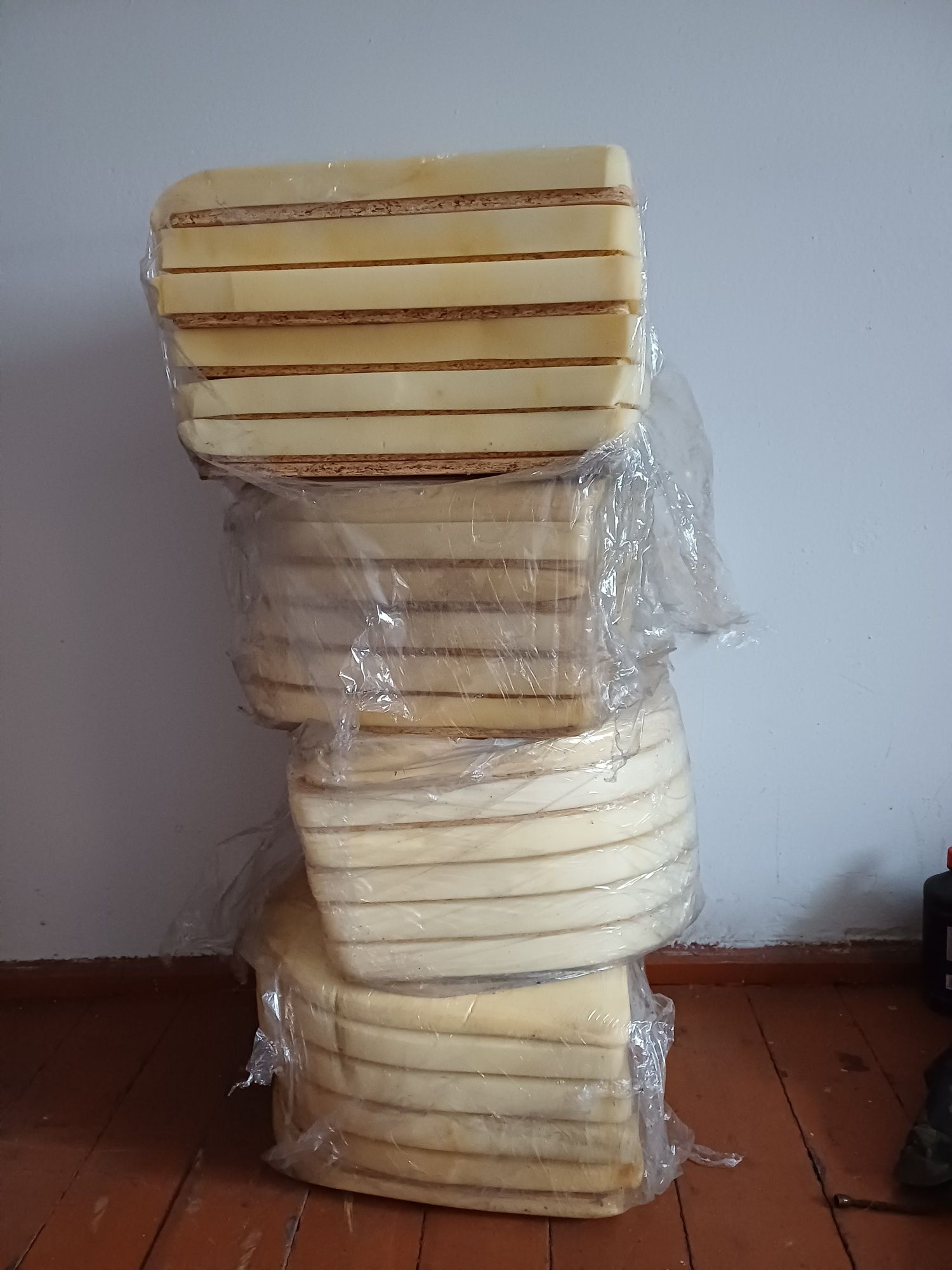 Pianka tapicerska z podbiciem na siedzisko do krzesełka