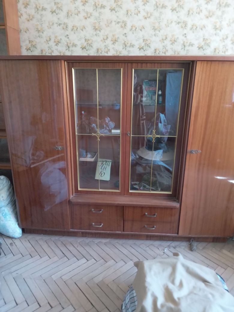 Продам шкафчик и тумбочку с  выдвижным столиком винтаж