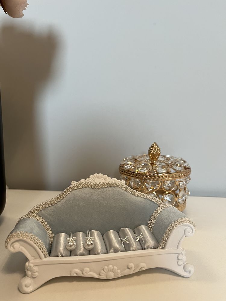 Organizer na biżuterię sofa