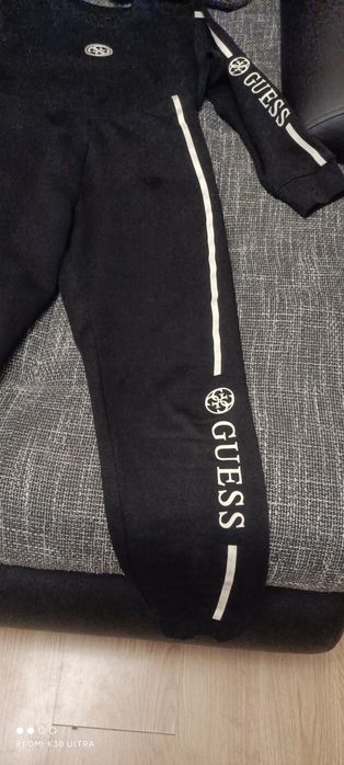 Komplet dresowy damski Guess. Spodnie i Bluza
