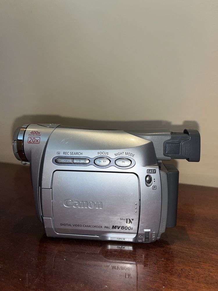 Продам відеокамеру canon MV800i