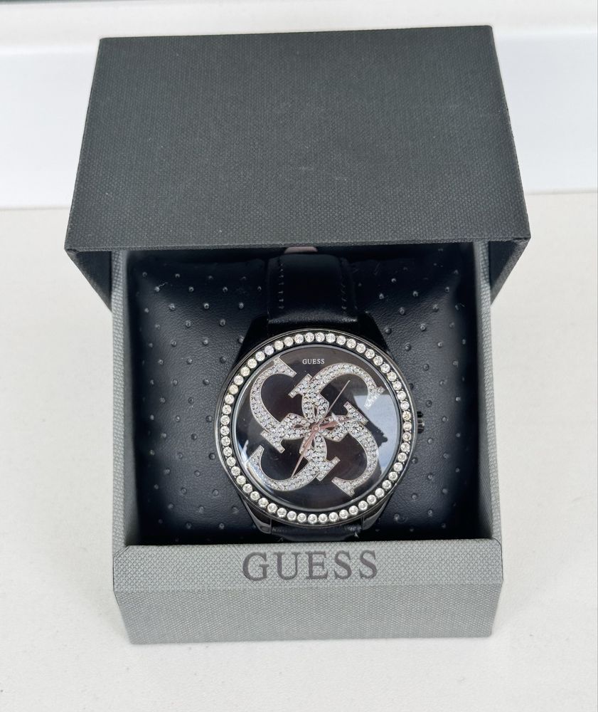 Стильний жіночий годинник Guess