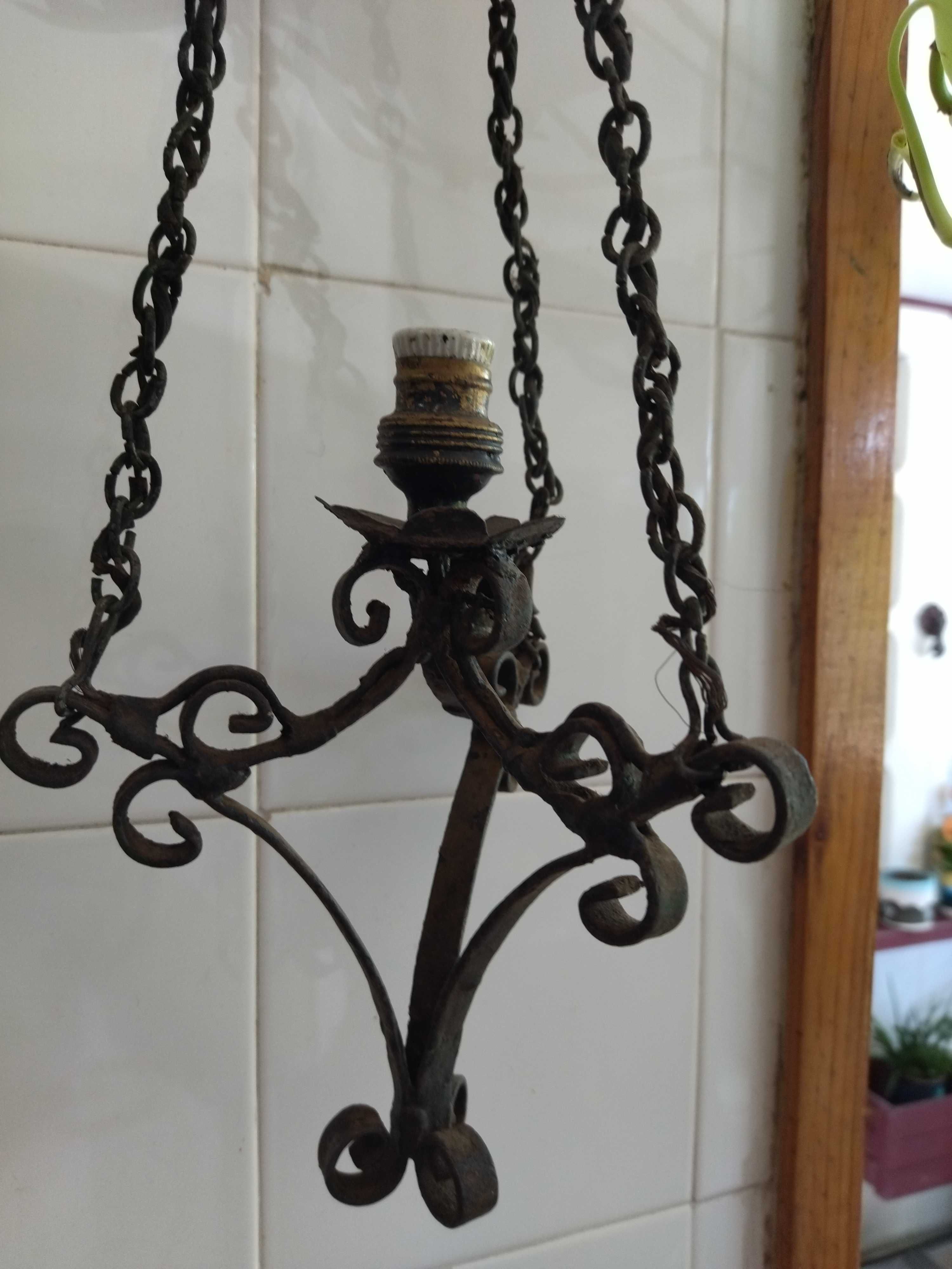 Antiga candeia em ferro trabalhado