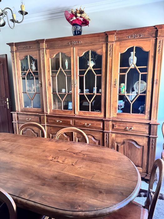 Mesa de jantar e armário de sala