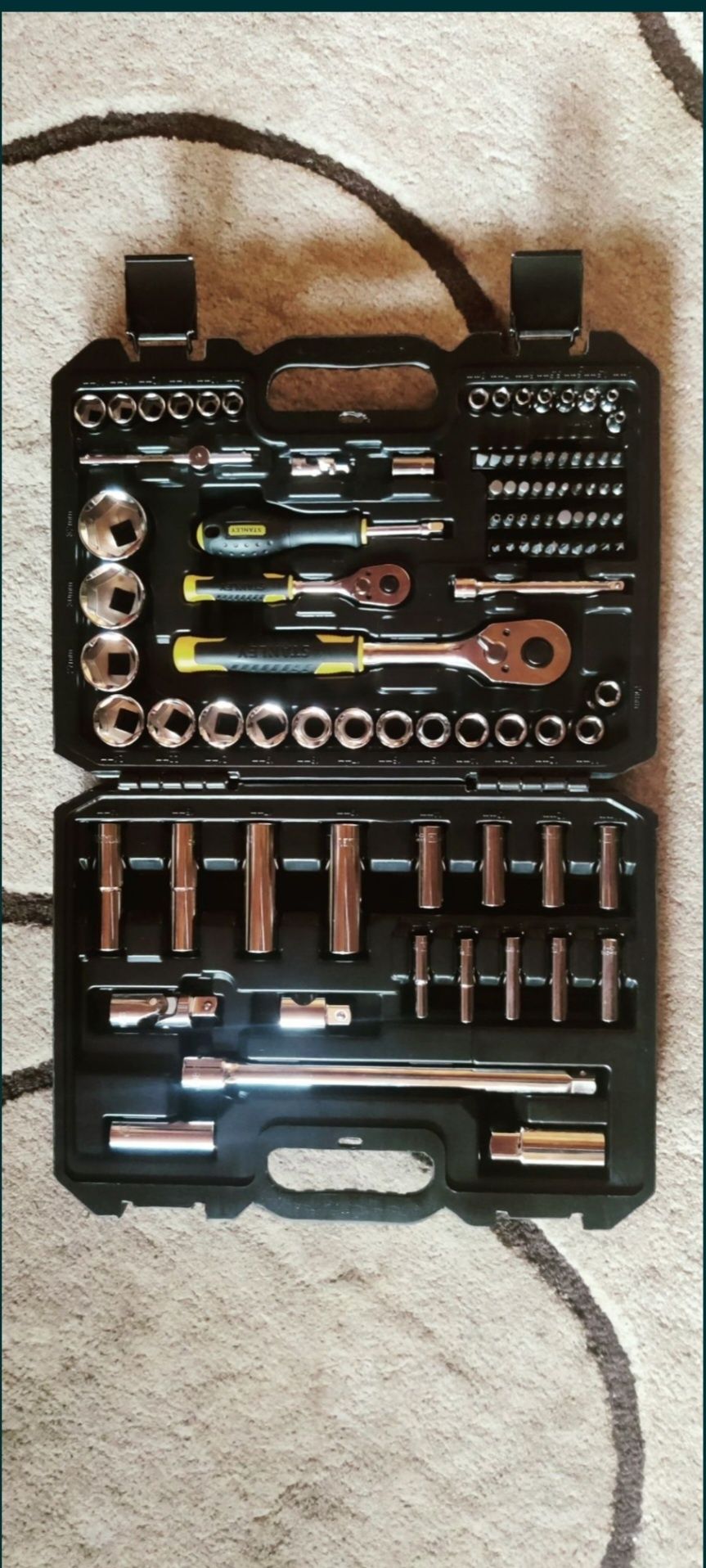Zestaw kluczy Stanley 96 elementów, w tym grzechotki 1/4" i 1/2"