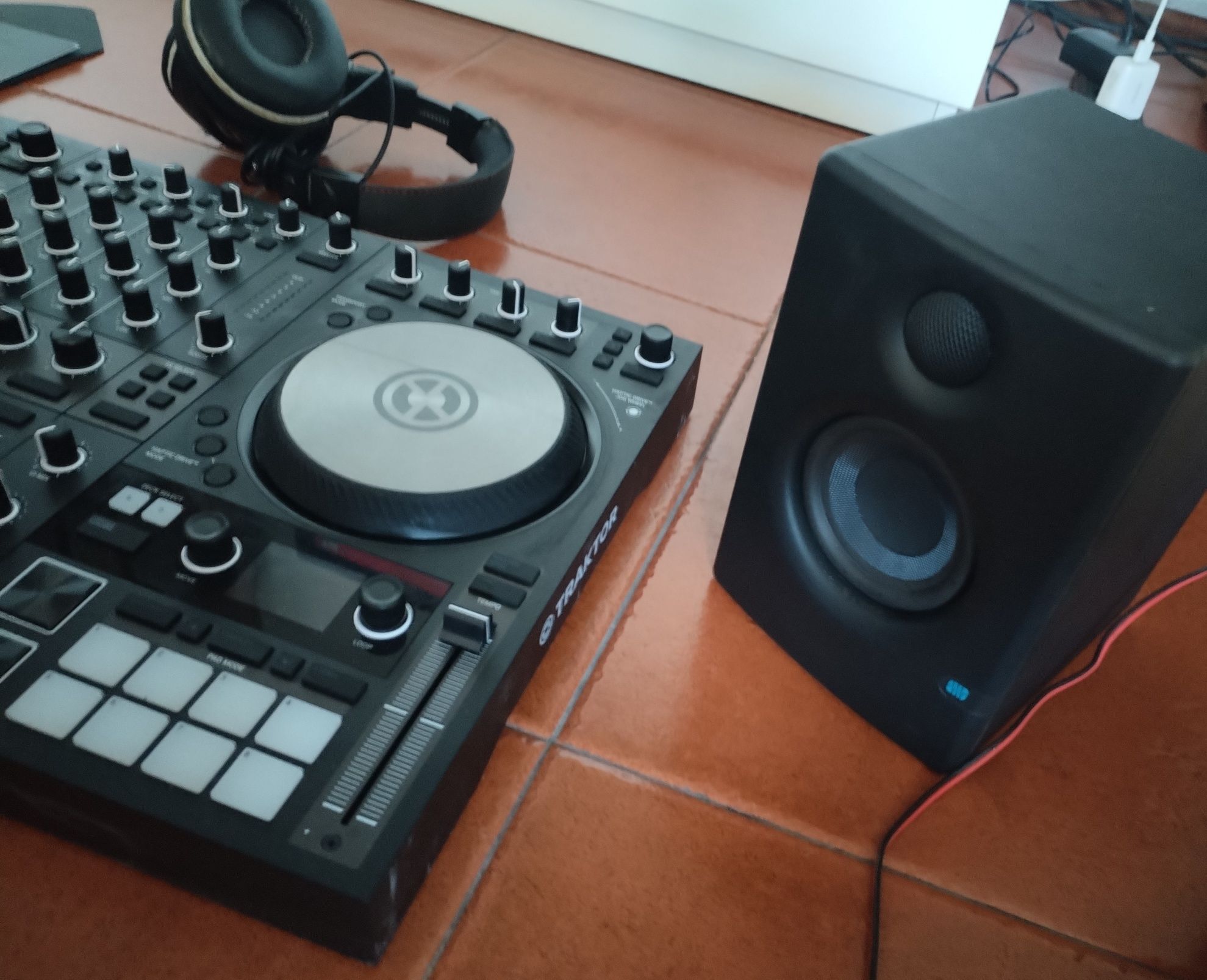 Mesa de Mistura Dj iniciante com 2 Colunas e Auscultadores