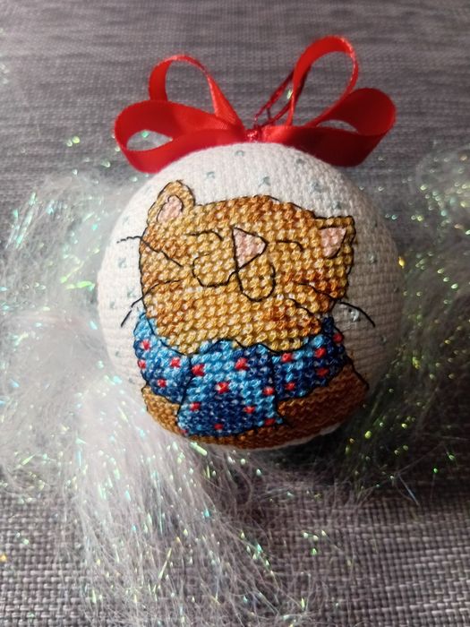 Вишиті новорічні кульки