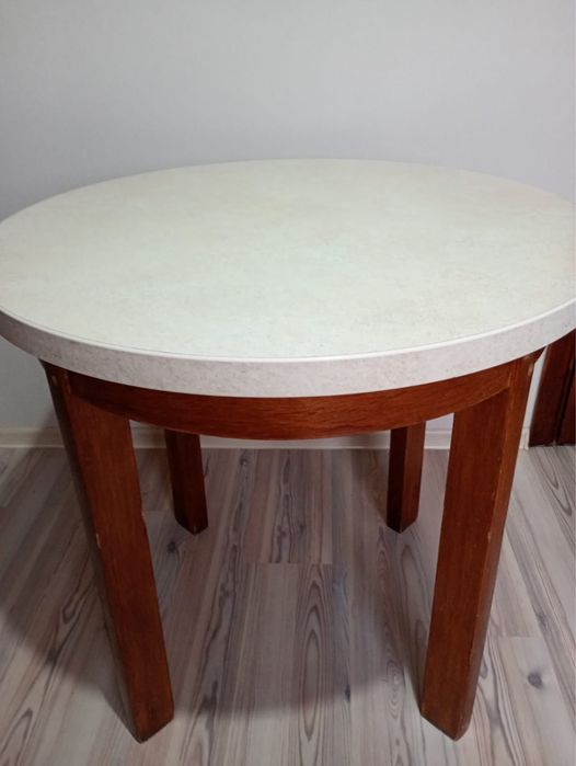 Meble kuchenne ze stołem