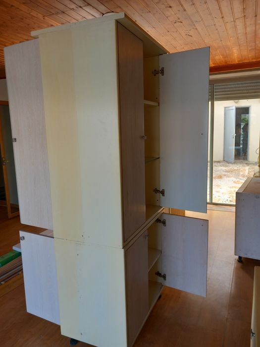 Estante com prateleiras de madeira e vidro