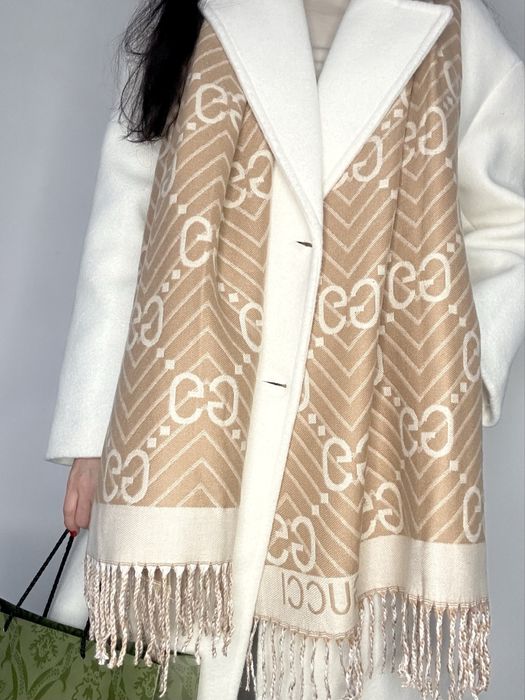 Szalik w stylu Guc ci