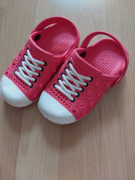 Взуття дитяче. Такі як крокси