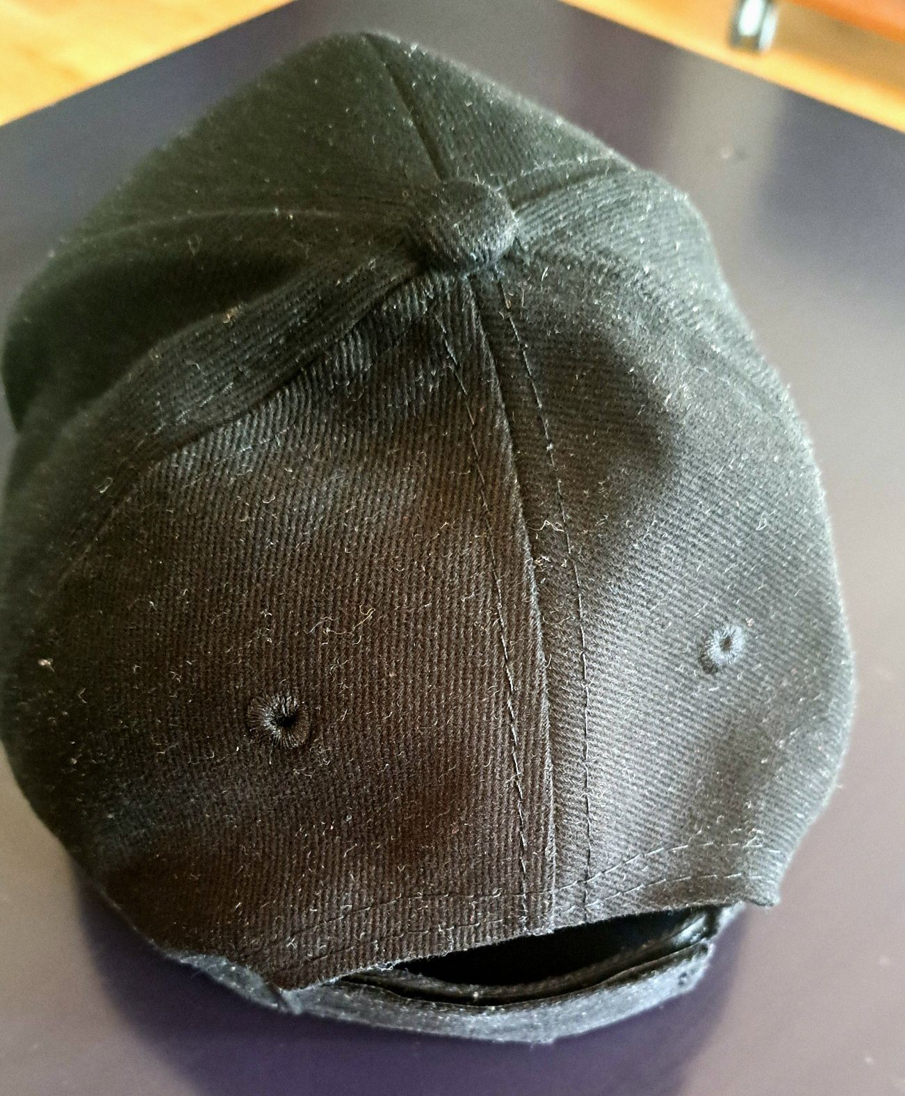 Czapka z daszkiem - aluminiowy wzorek