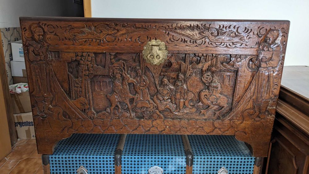Arca de madeira maciça