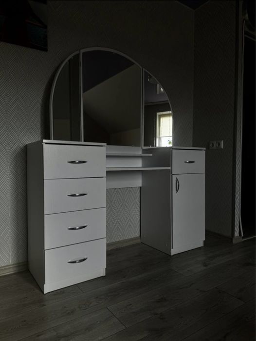 туалетний столик з великим дзеркалом