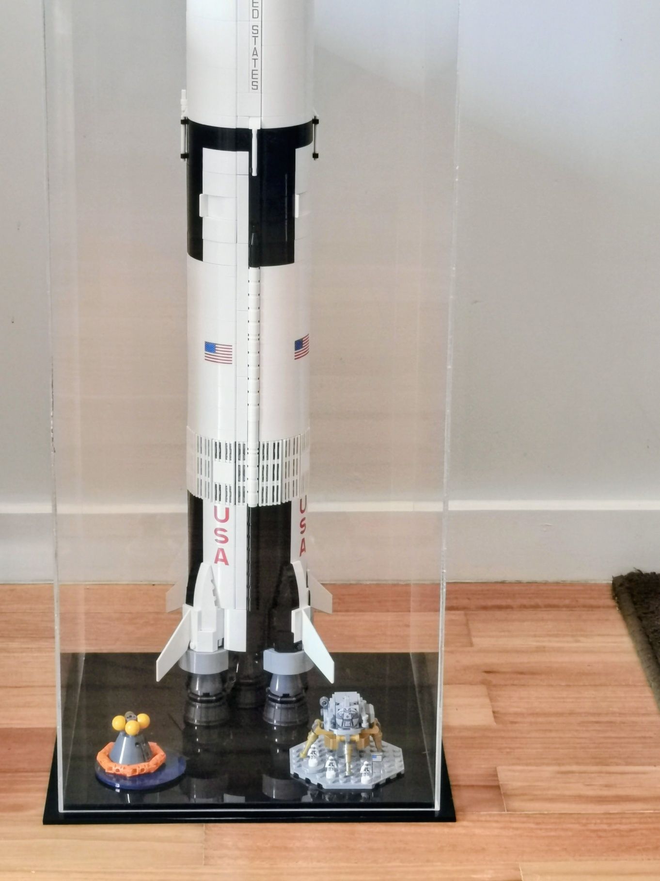 Lego Saturn V + Expositor Acrílico + Caixa e instruções originais