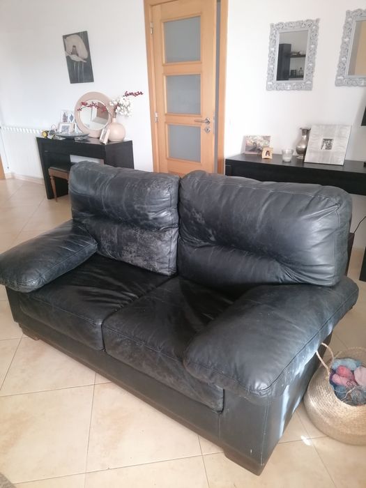 Sofá preto em pele de 2 e 3 lugares