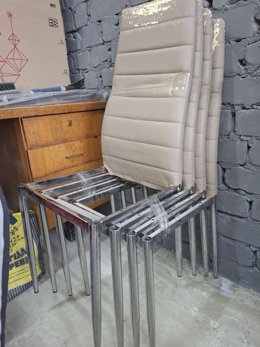 Кухонні стільці під відновлення. Основа ціла. Ціна за 4 шт.