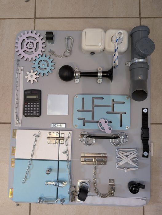 Tablica sensoryczna / manipulacyjna dla dzieci – busy board