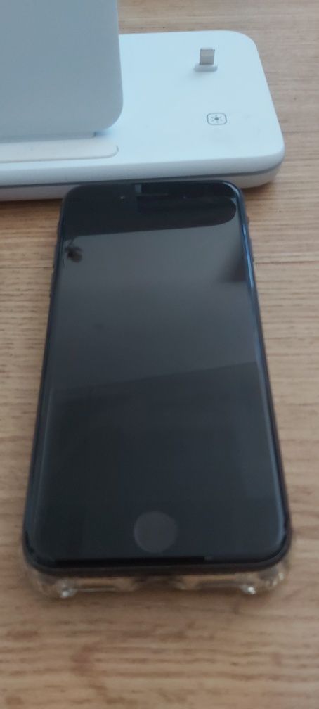 iPhone 8 że stacją dokującą w bardzo dobrym stanie
