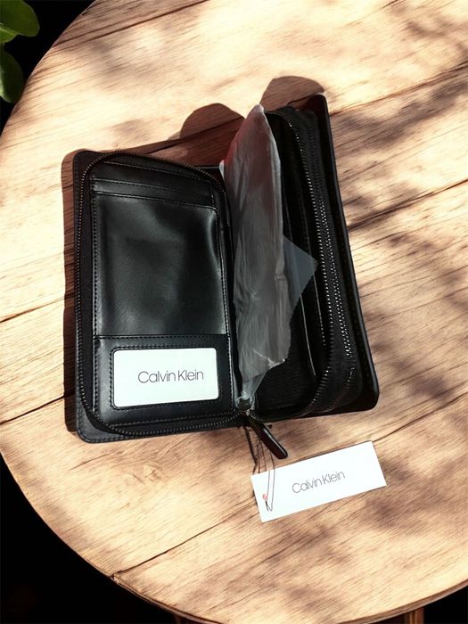 Стильне чорне шкіряне портмоне Calvin Klein на блискавці – унісекс
