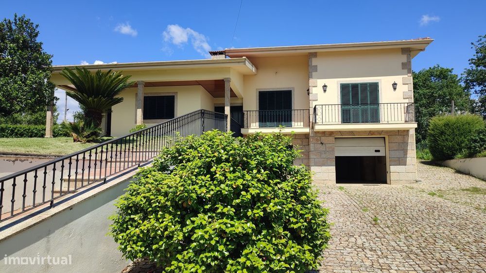 Moradia individual T4 em Lago, Amares