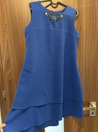 Sukienka trapezowa kobaltowa z łańcuszkiem