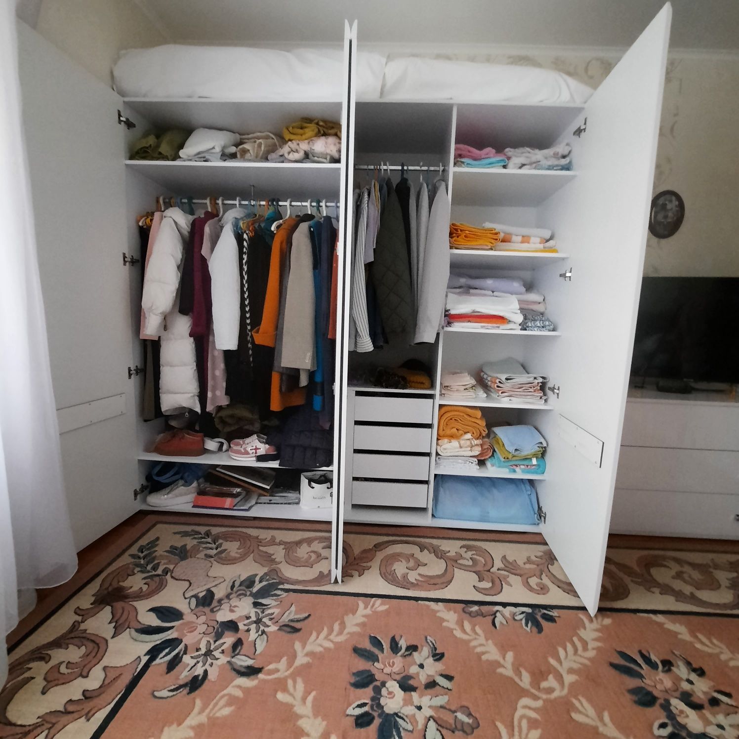 Продам шкаф для вещей. Размеры. Высота 2м10см,ширина 2м.20см,глуб 60см