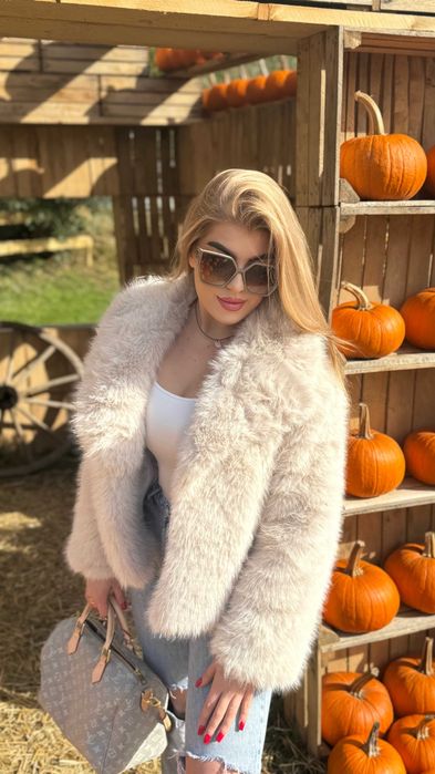 Białe futro z kołnierzem