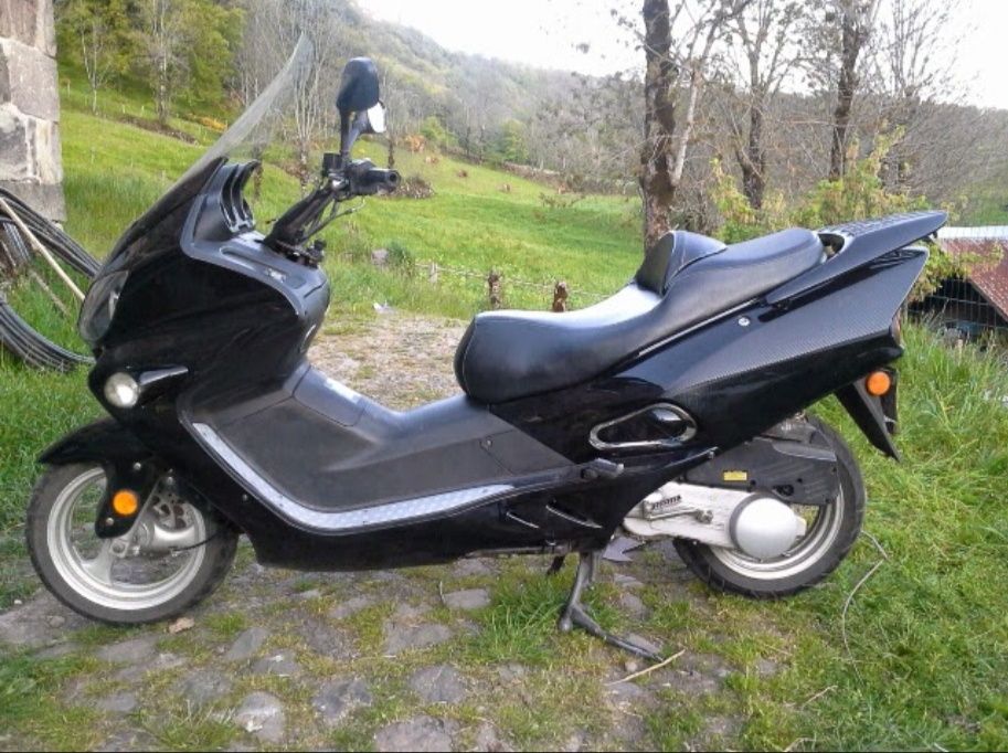 Vendo / troco Maxi scooter 125cc por carrinha comercial, ou 50cc 2t