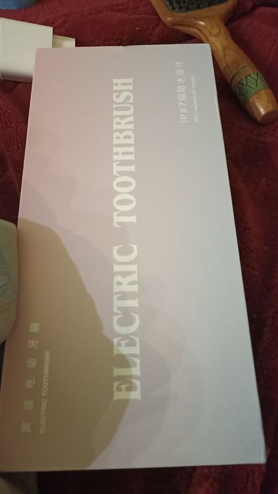 Електрична зубна щітка із додатковими 3 насадками