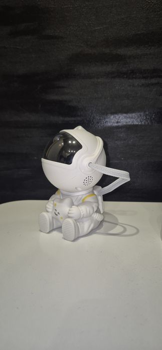 Проектор зоряного неба, нічник, космонавт.