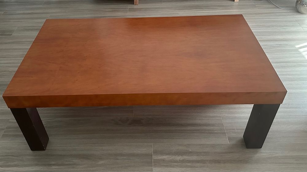Vendo mesa de centro Disarte em cerejeira (tampo) e wangue (pés)
