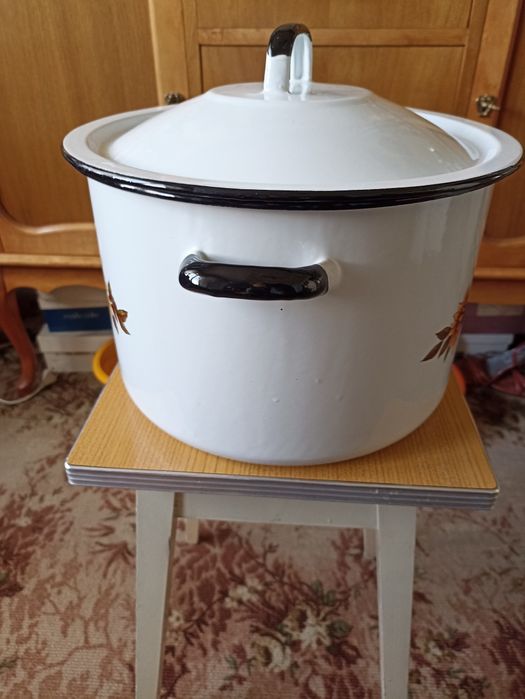 Duży garnek emaliowany