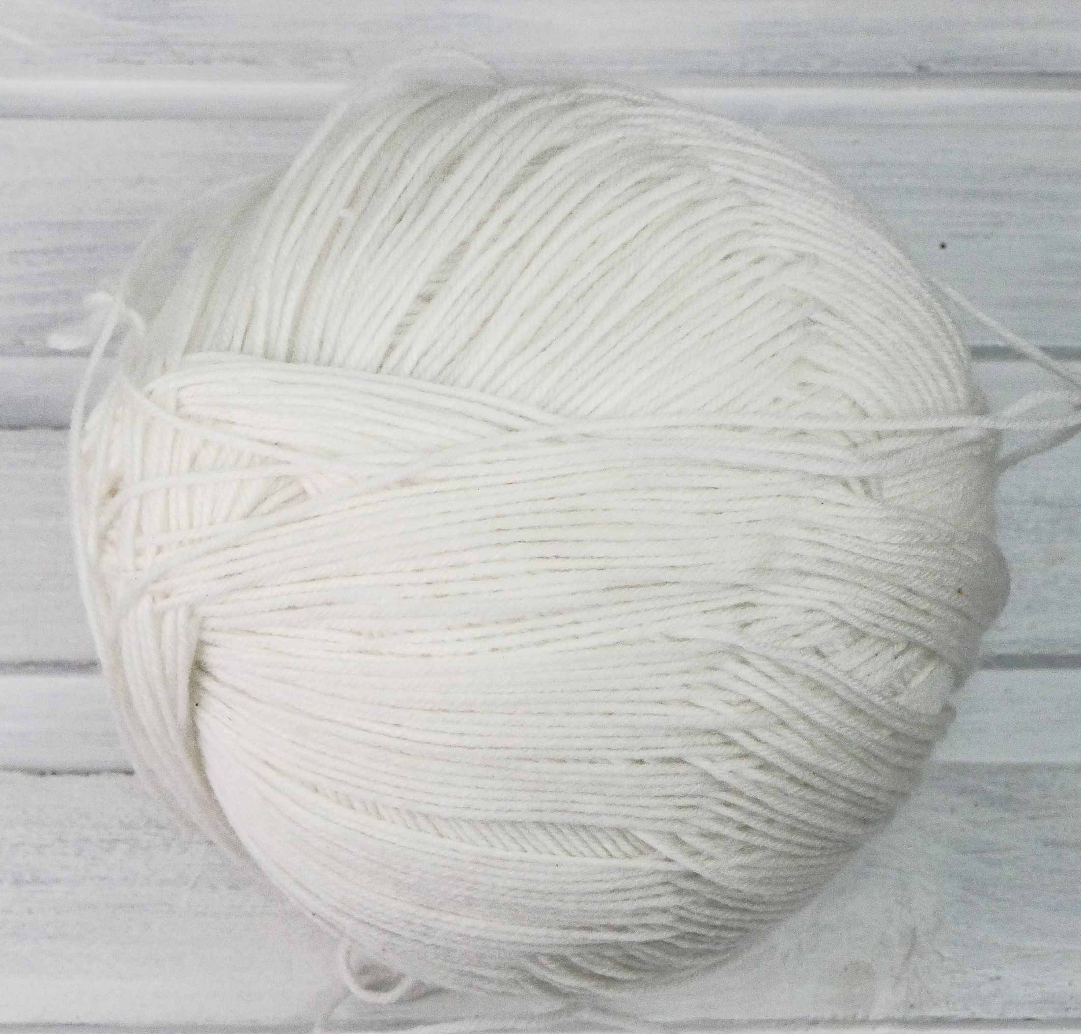 24.Włóczka 100%Poliester 380g