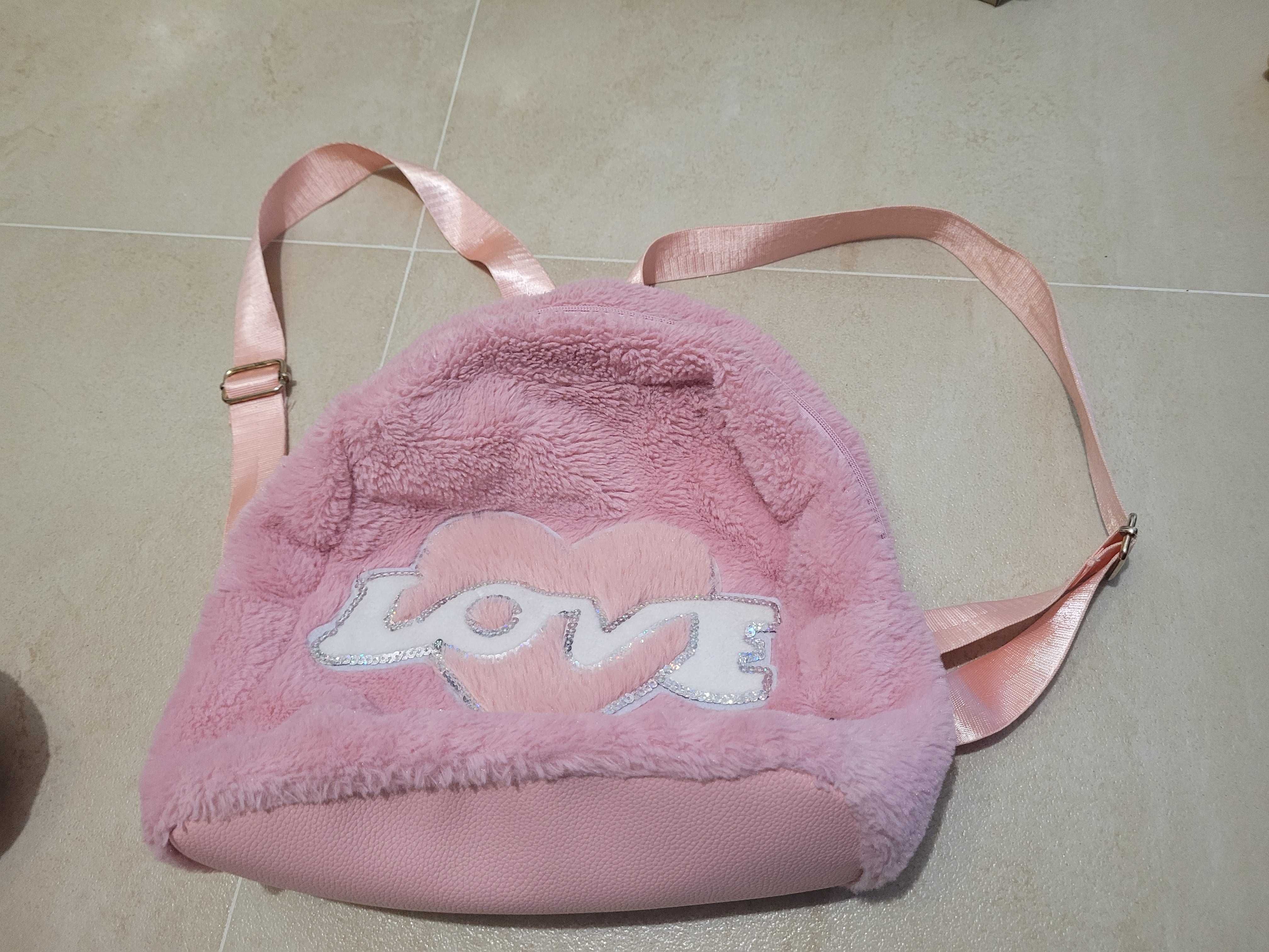 Różowy puszysty plecak z napisem Love