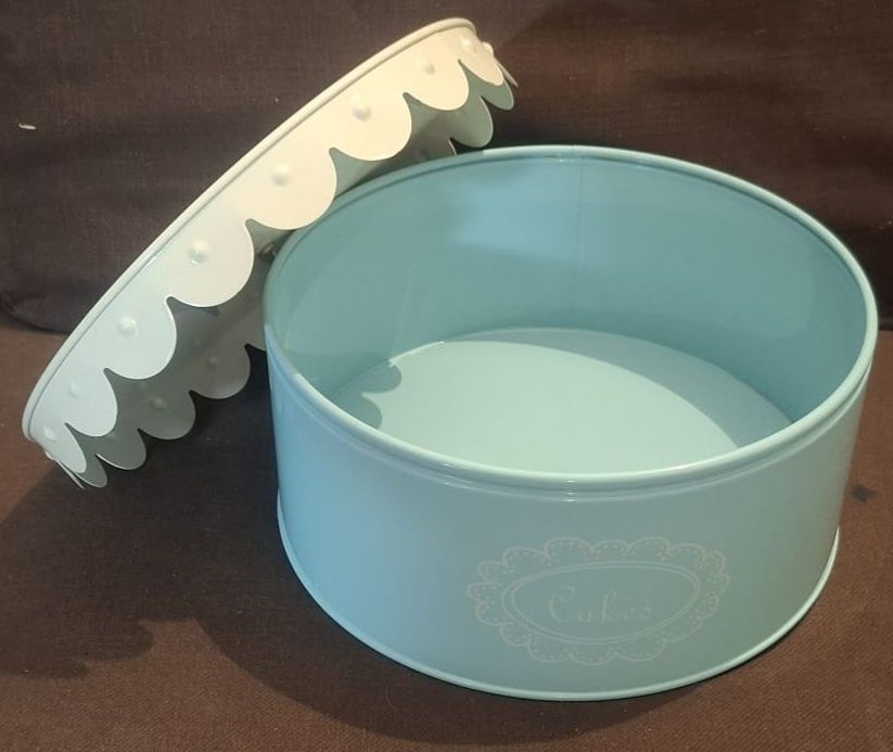 Caixa de lata azul e branca