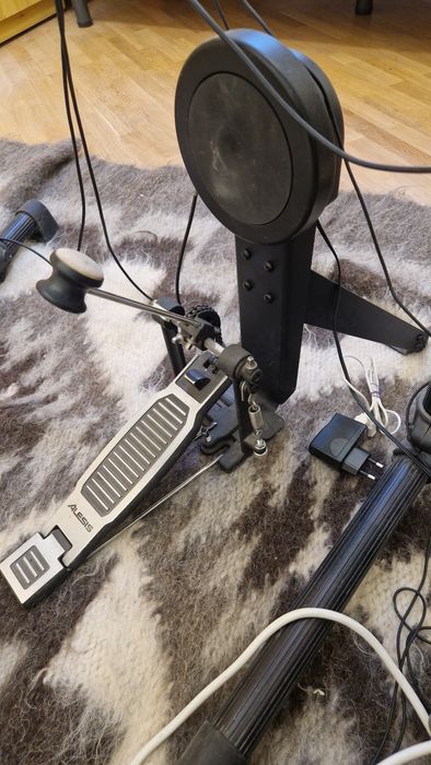 Барабанна установка Alesis dm6 drum module 
Розкажи про цю барабанну у