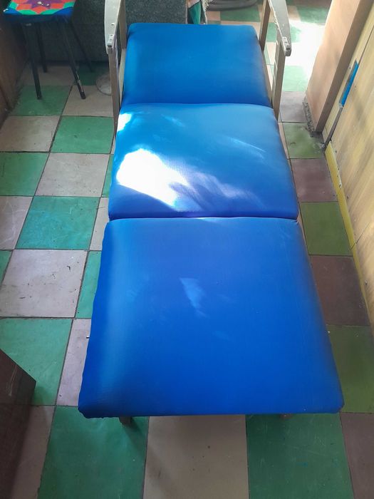 Продам кресло бордового цвета