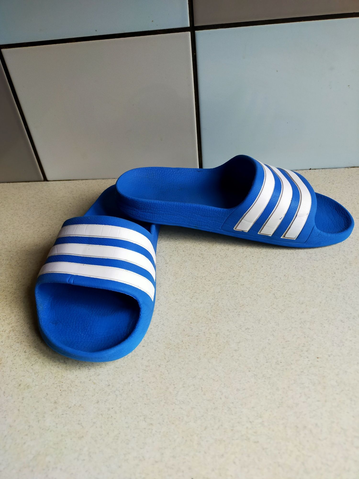 Klapki Adidas buty na basen niebieskie 34