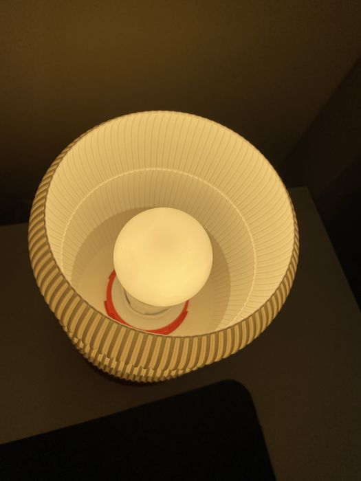 Nowoczesna lampka stołowa – idealna do biurka lub sypialni