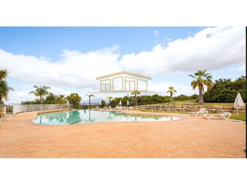 Apartamento T0 TURISTICO, com grande terraço, localizado junto ao c...