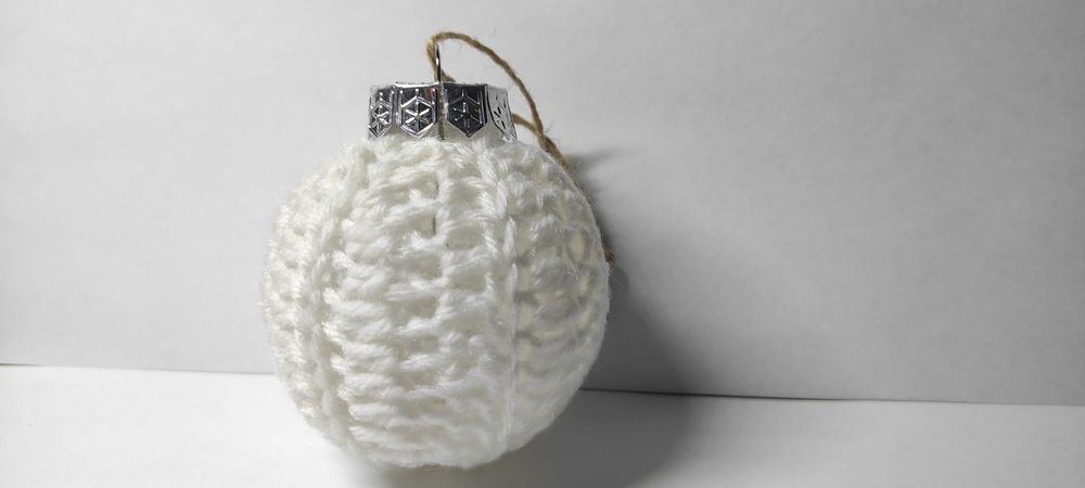 Białe szydełkowe bombki, rękodzieło, z plastikowym wypełnieniem