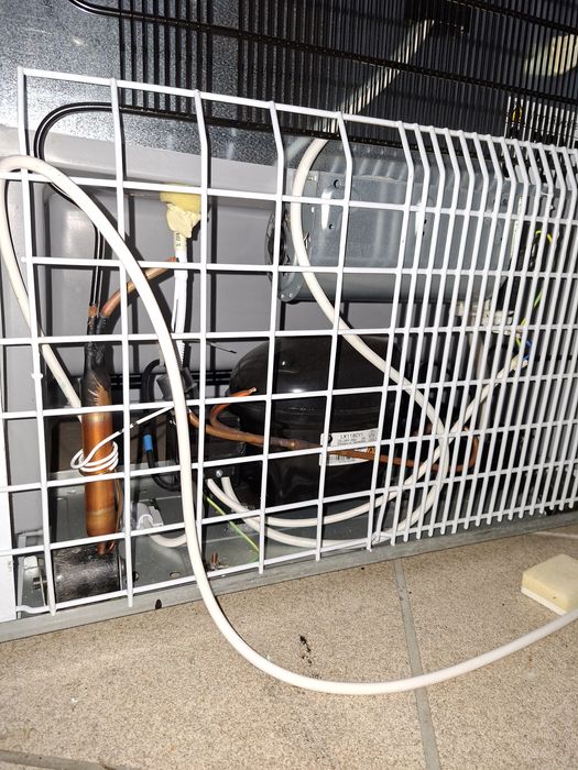 OPORTUNIDADE ÚNICA! Frigorífico Vertical de Exposição Premium